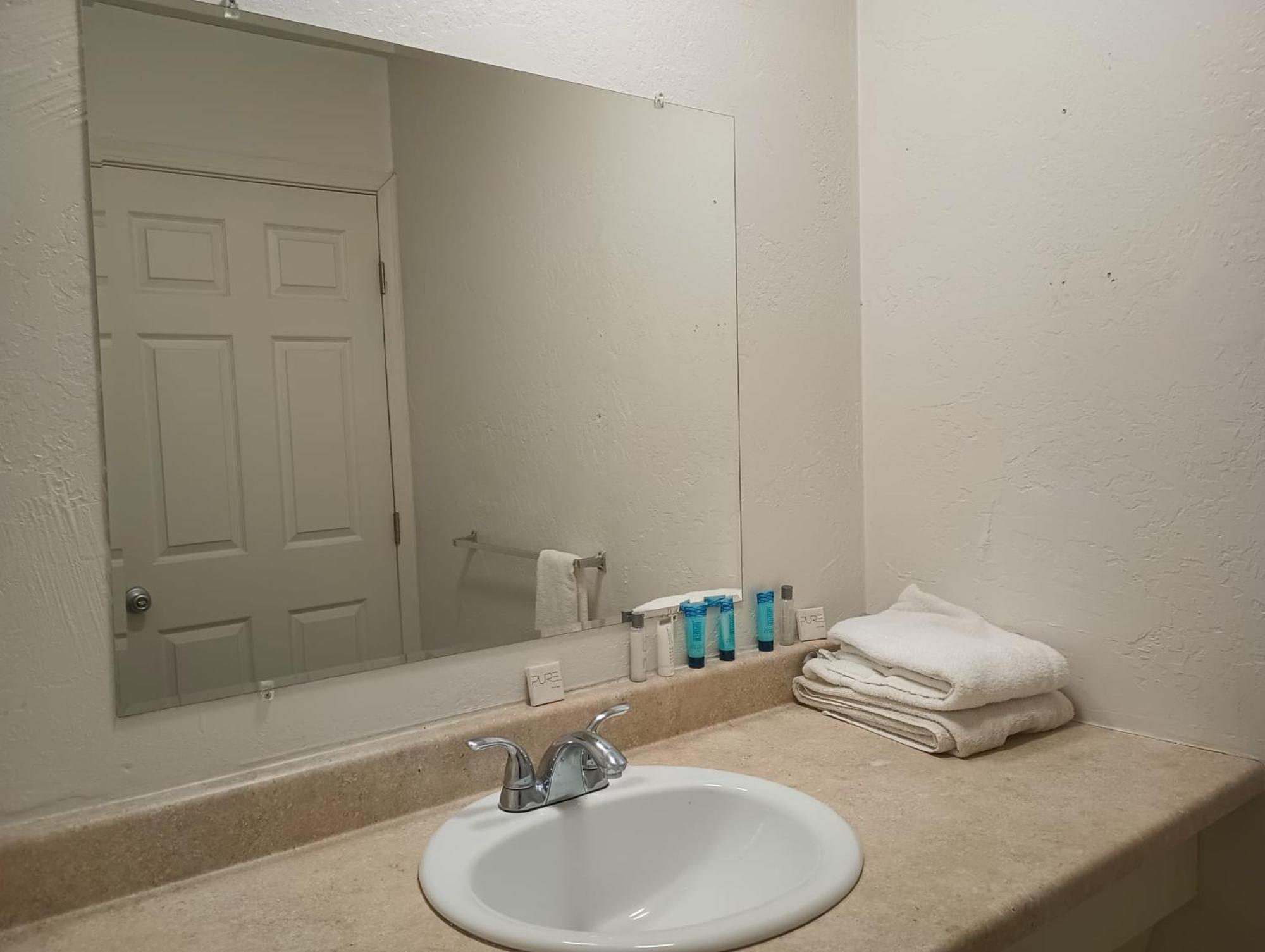Cedar Inn & Suites سووث لاك تاهوي المظهر الخارجي الصورة