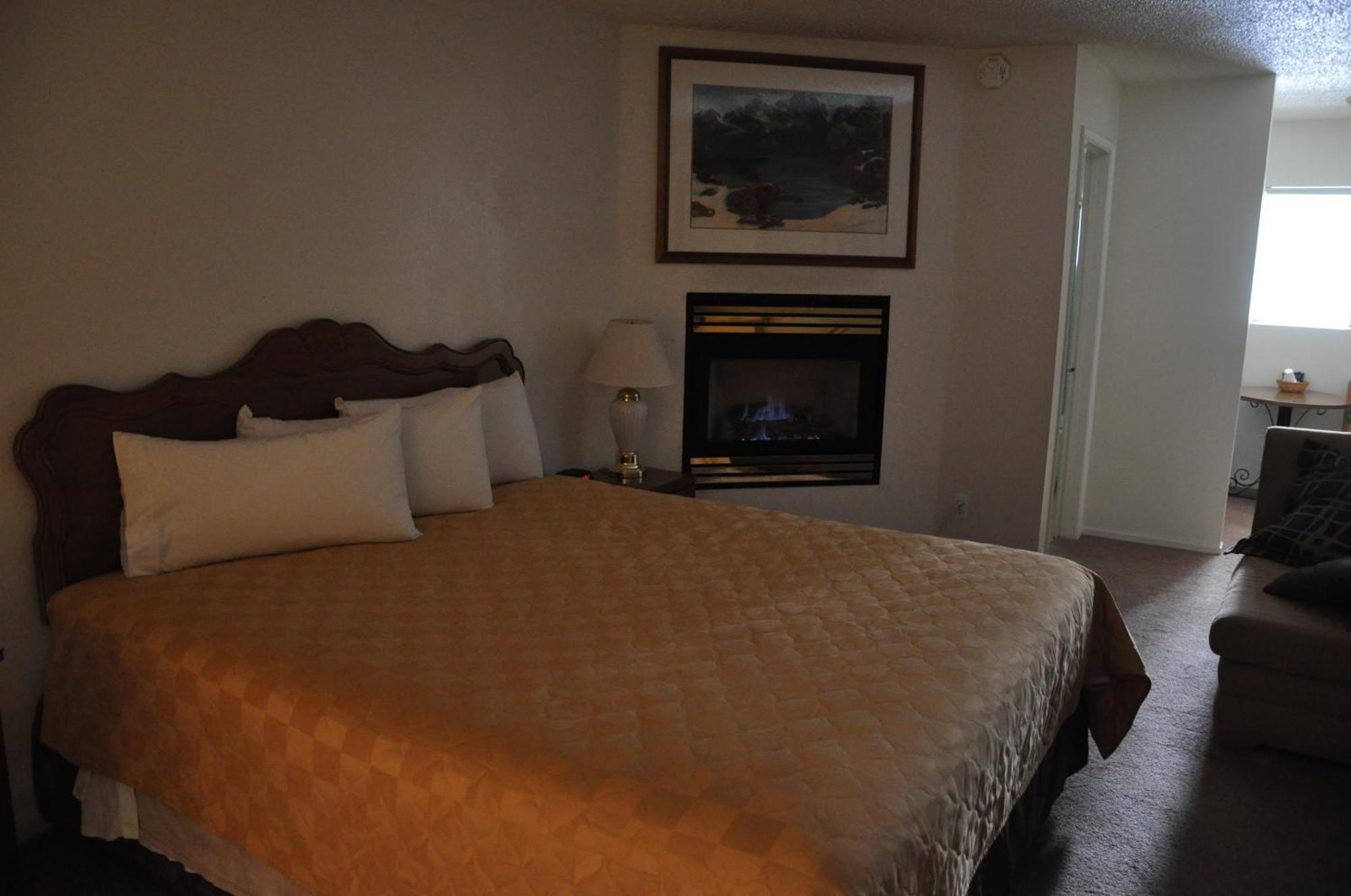 Cedar Inn & Suites سووث لاك تاهوي المظهر الخارجي الصورة