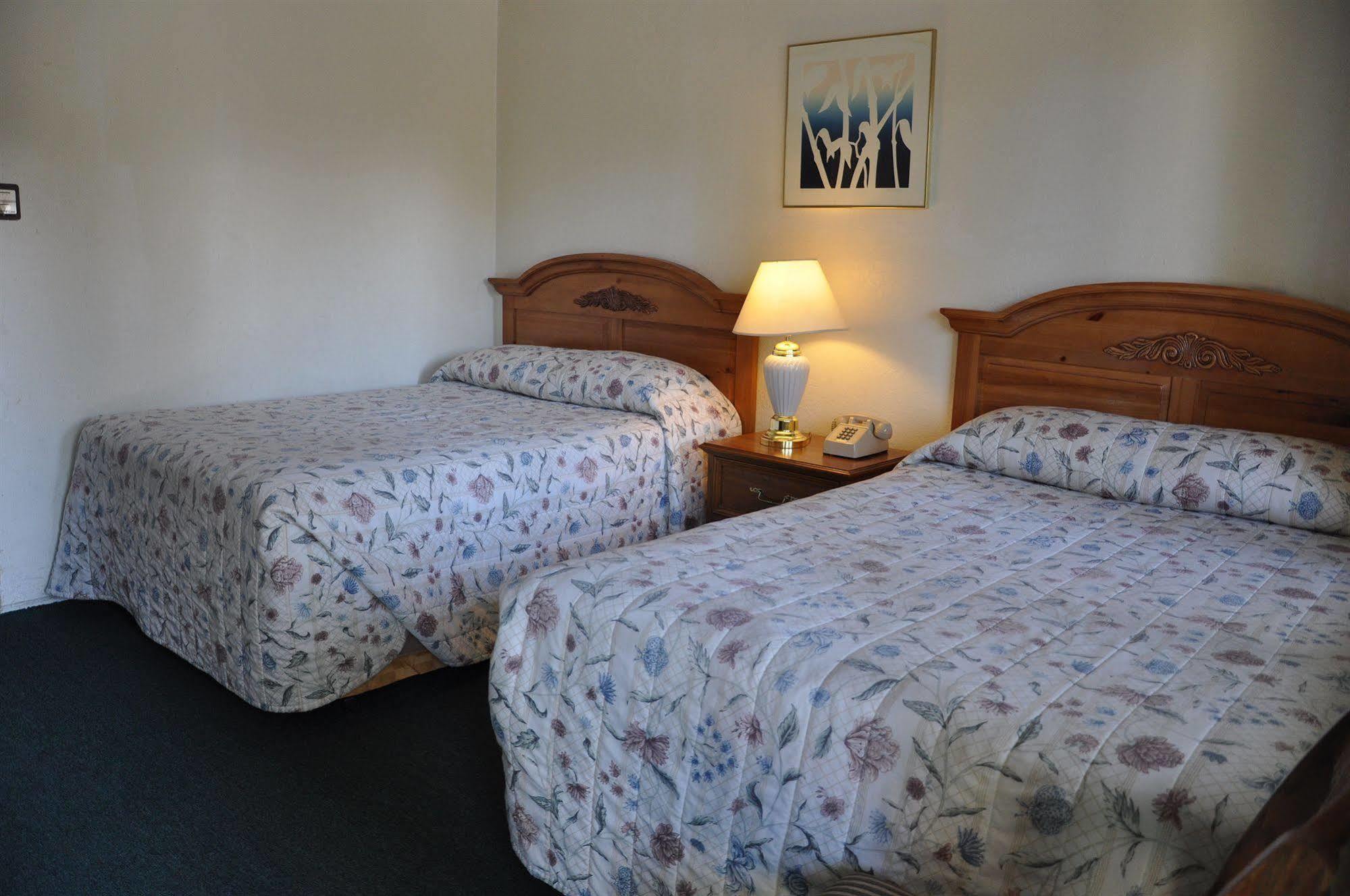 Cedar Inn & Suites سووث لاك تاهوي المظهر الخارجي الصورة