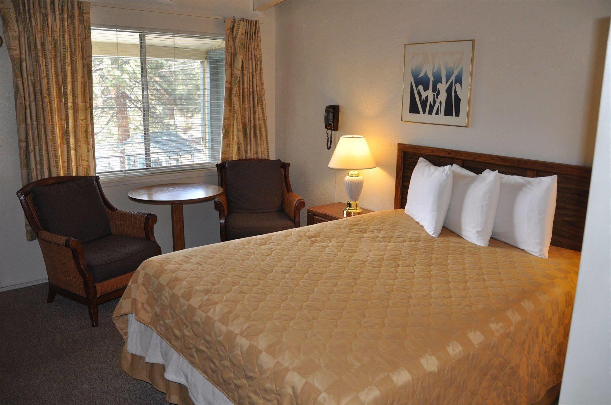 Cedar Inn & Suites سووث لاك تاهوي المظهر الخارجي الصورة