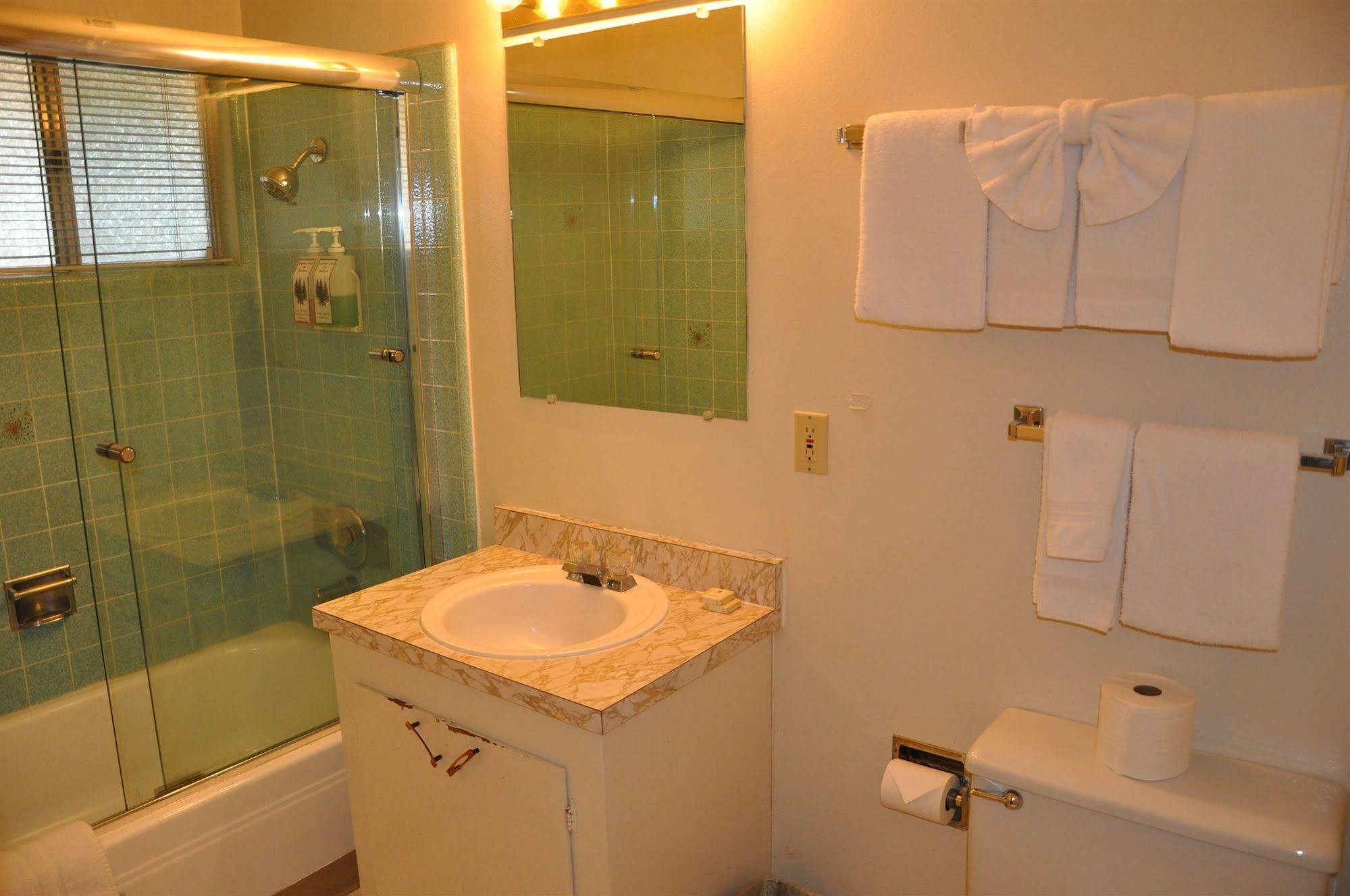 Cedar Inn & Suites سووث لاك تاهوي المظهر الخارجي الصورة