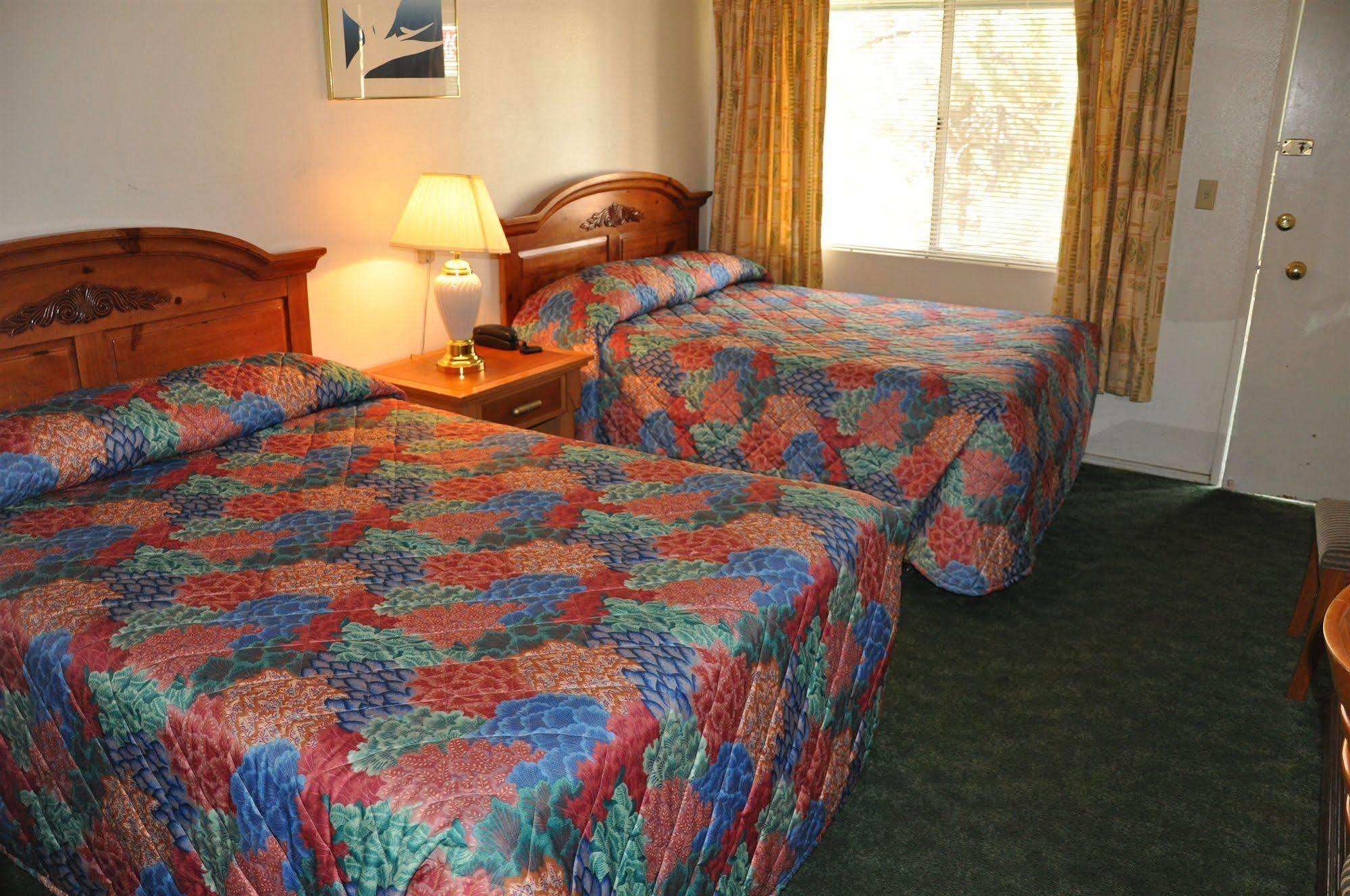 Cedar Inn & Suites سووث لاك تاهوي المظهر الخارجي الصورة
