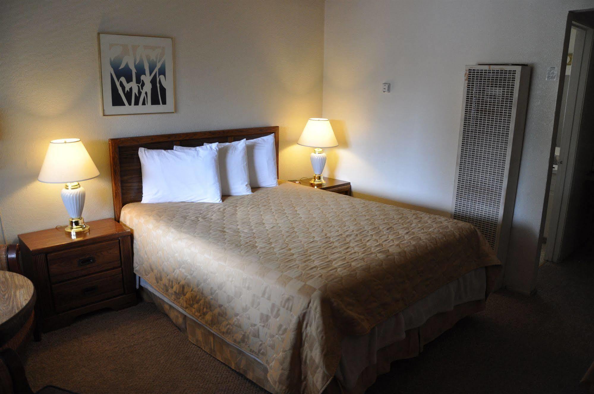 Cedar Inn & Suites سووث لاك تاهوي المظهر الخارجي الصورة