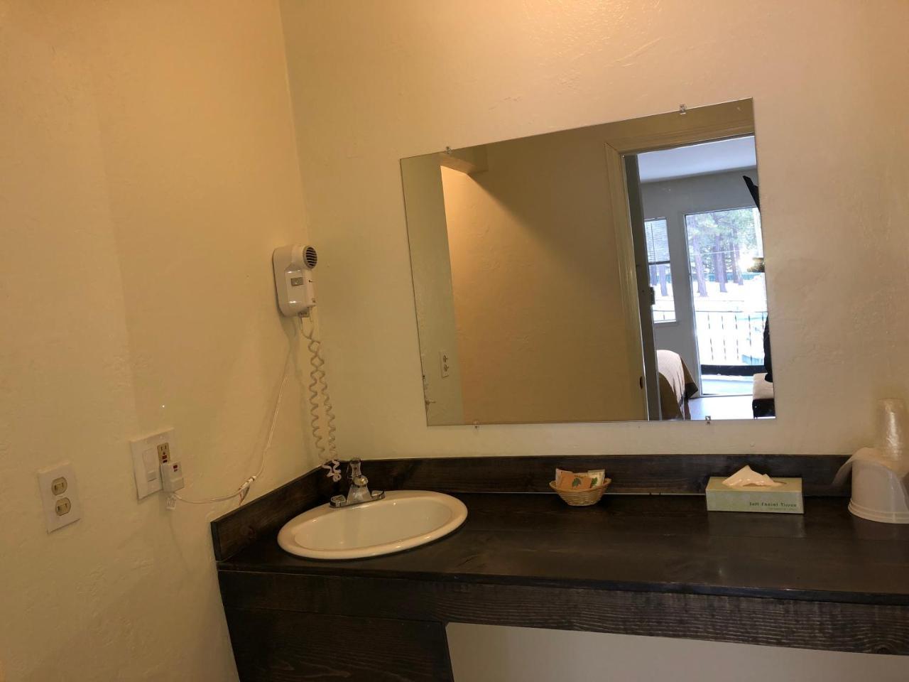 Cedar Inn & Suites سووث لاك تاهوي المظهر الخارجي الصورة