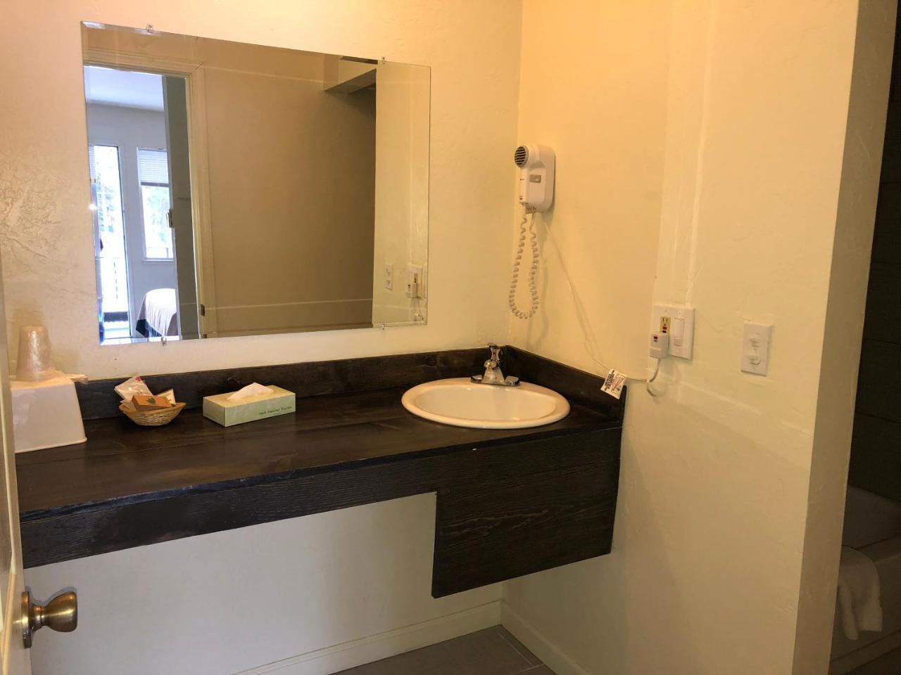 Cedar Inn & Suites سووث لاك تاهوي المظهر الخارجي الصورة
