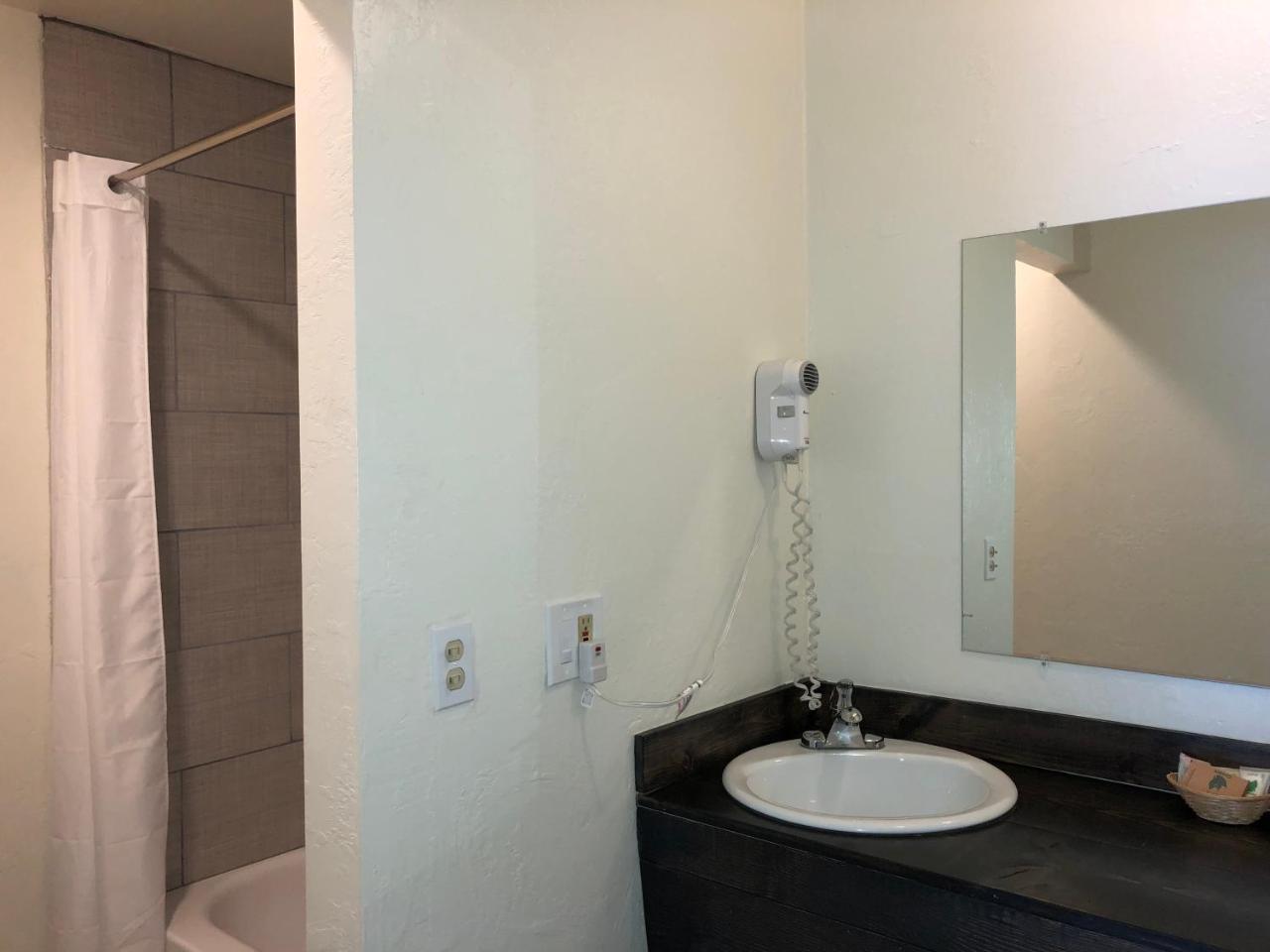 Cedar Inn & Suites سووث لاك تاهوي المظهر الخارجي الصورة