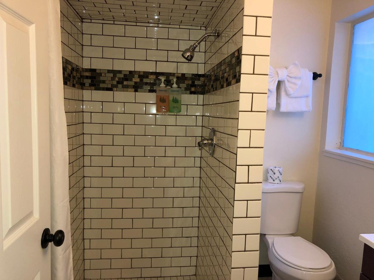 Cedar Inn & Suites سووث لاك تاهوي المظهر الخارجي الصورة
